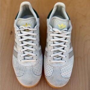Adidas Gazelle 
Unisex Men’s 7.5 / Women’s 9
Like new.